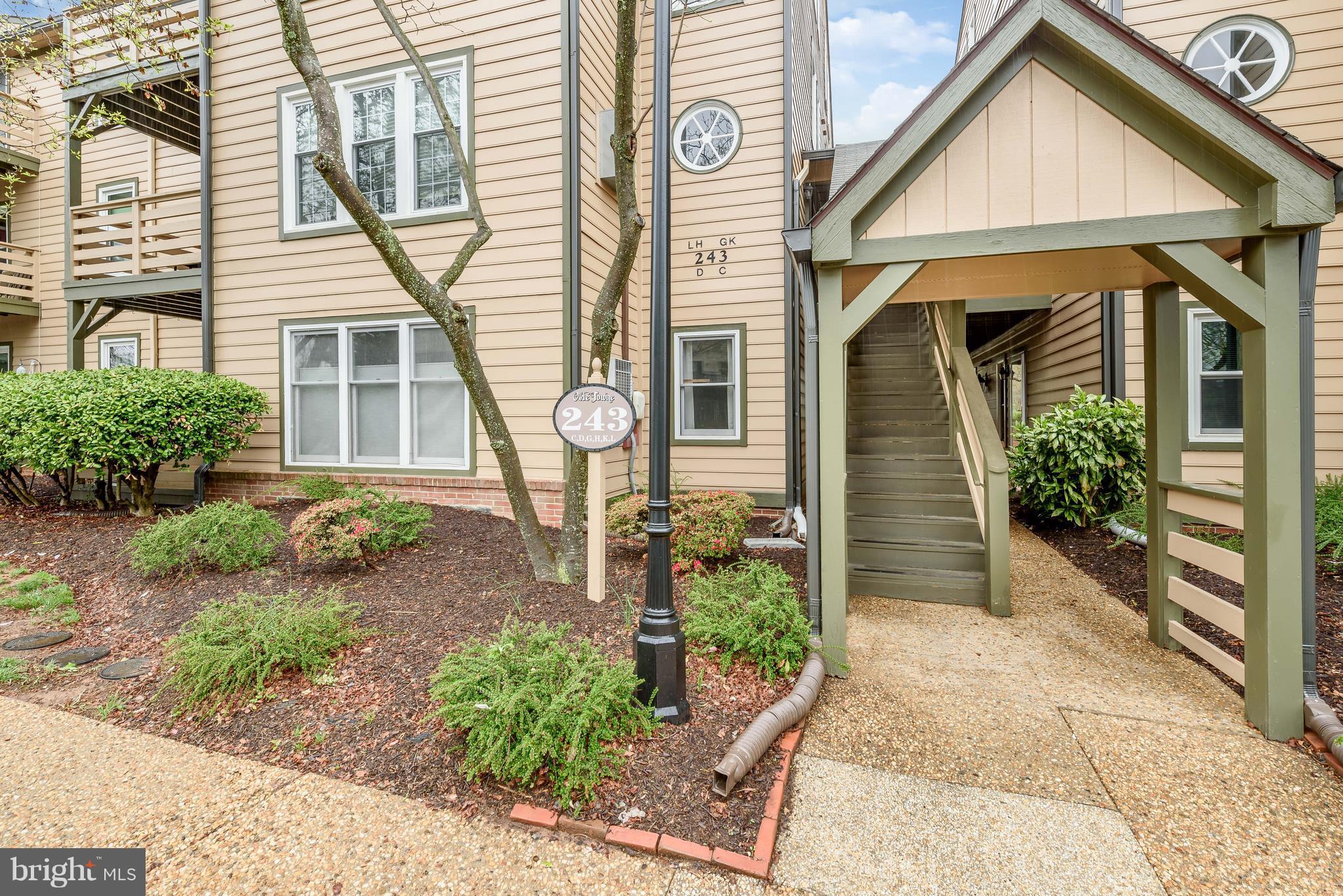 243 Loudoun Street Southwest, Unit D Leesburg, VA 20175 - Photo 2 of 21 Exterior (Front)