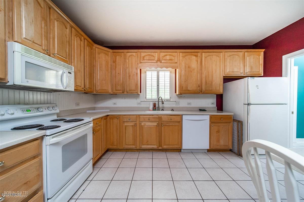 4271 Upper River Road Gray, GA 31032 - Photo 14 of 40 a kitchen with a stove a sink and a refrigerator