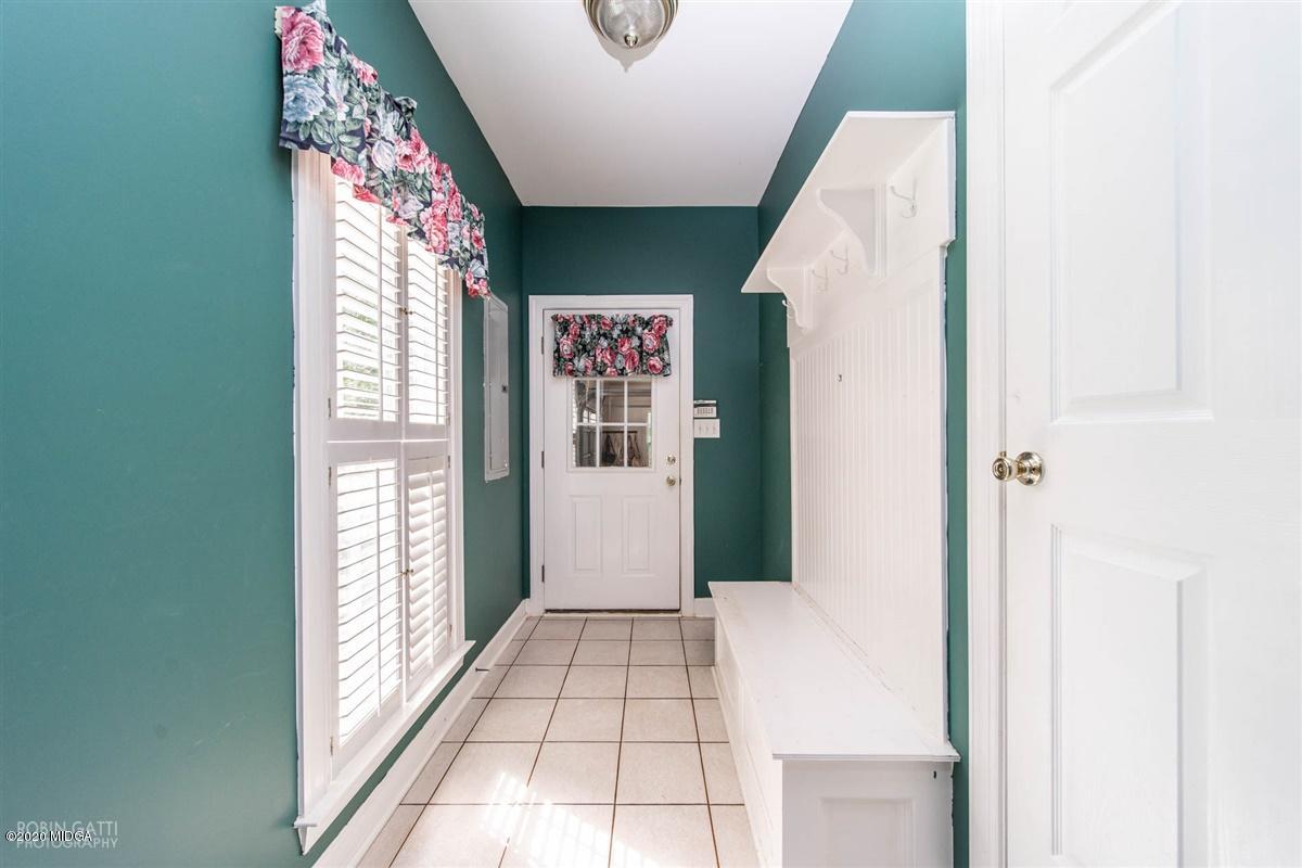 4271 Upper River Road Gray, GA 31032 - Photo 17 of 40 a view of an entryway with a floor to ceiling window