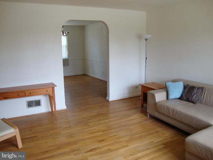 5476 Addington Road Baltimore, MD 21207 - Photo 2 of 17 Living Room