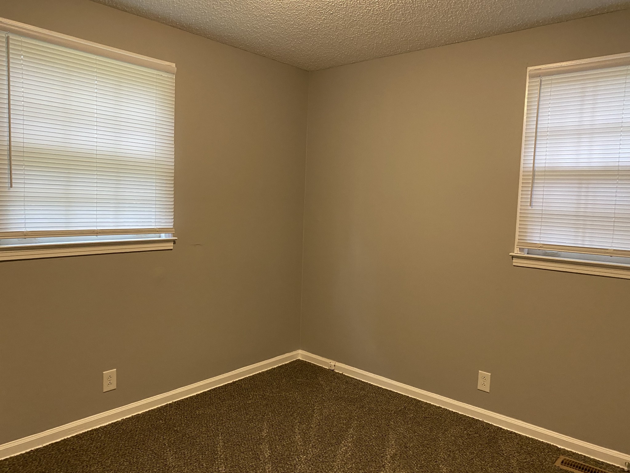 222 North 11th Street Clarksville, TN 37040 - Photo 13 of 14 an empty room with a window