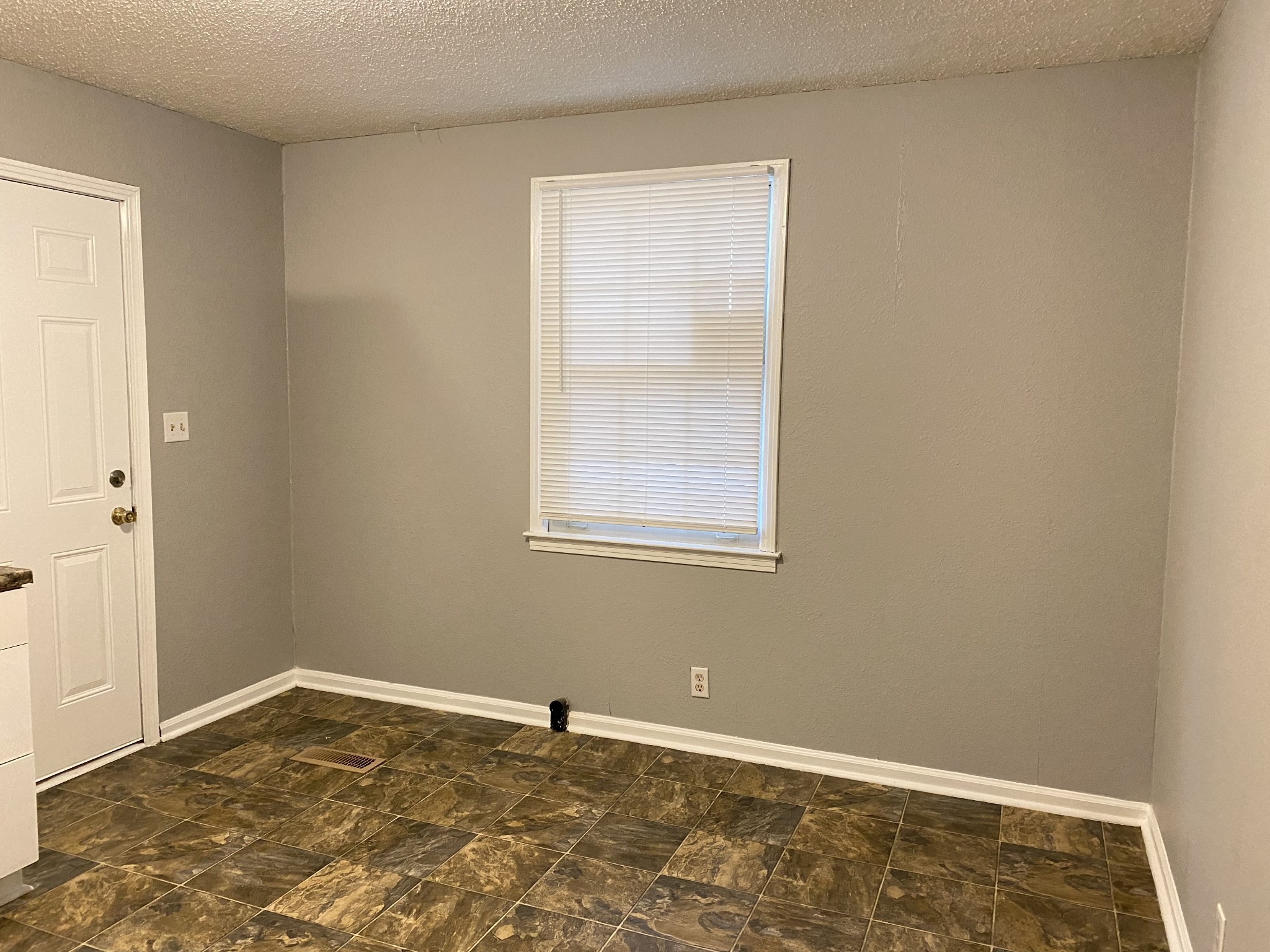 222 North 11th Street Clarksville, TN 37040 - Photo 4 of 14 a view of an empty room with window