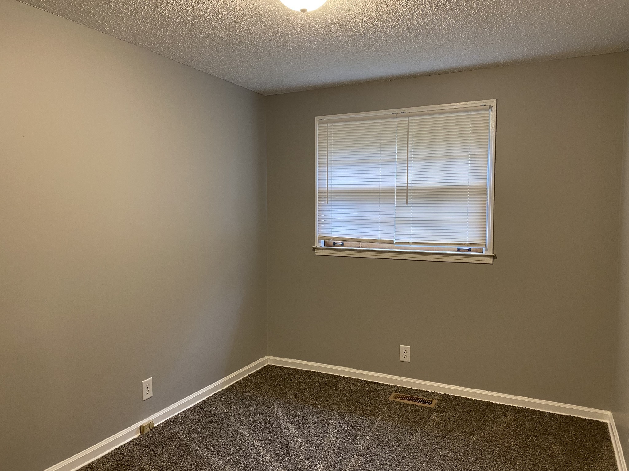 222 North 11th Street Clarksville, TN 37040 - Photo 7 of 14 an empty room with a window
