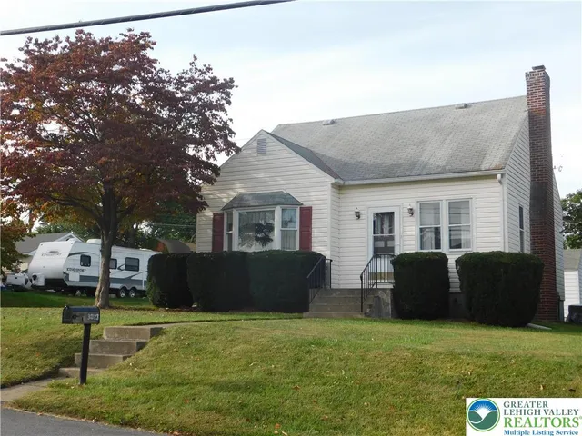a view of a house with a yard