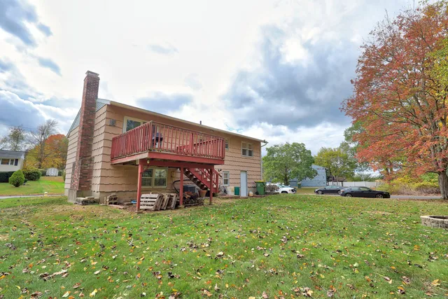 a view of a house with backyard and garden