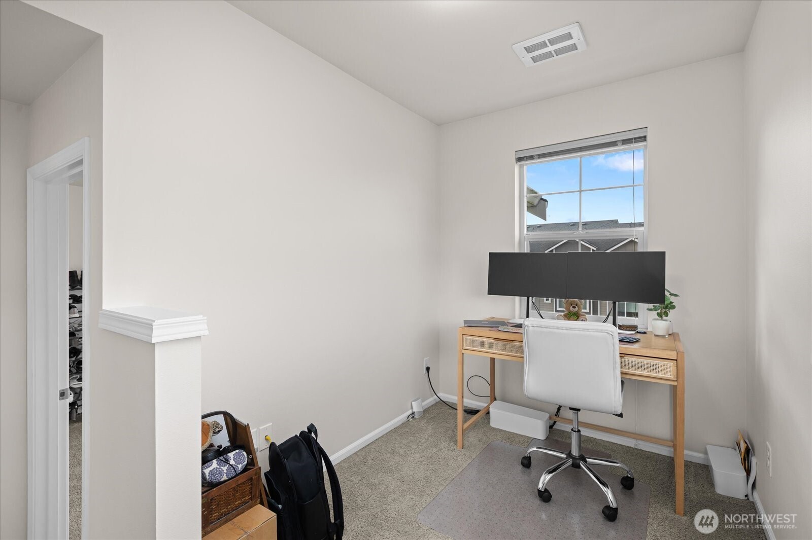 3322 31st Drive Everett, WA 98201 - Photo 24 of 34 a workspace with furniture