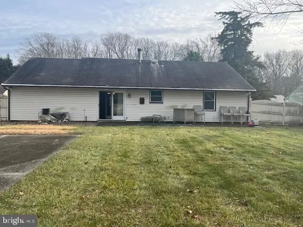 a front view of house with yard