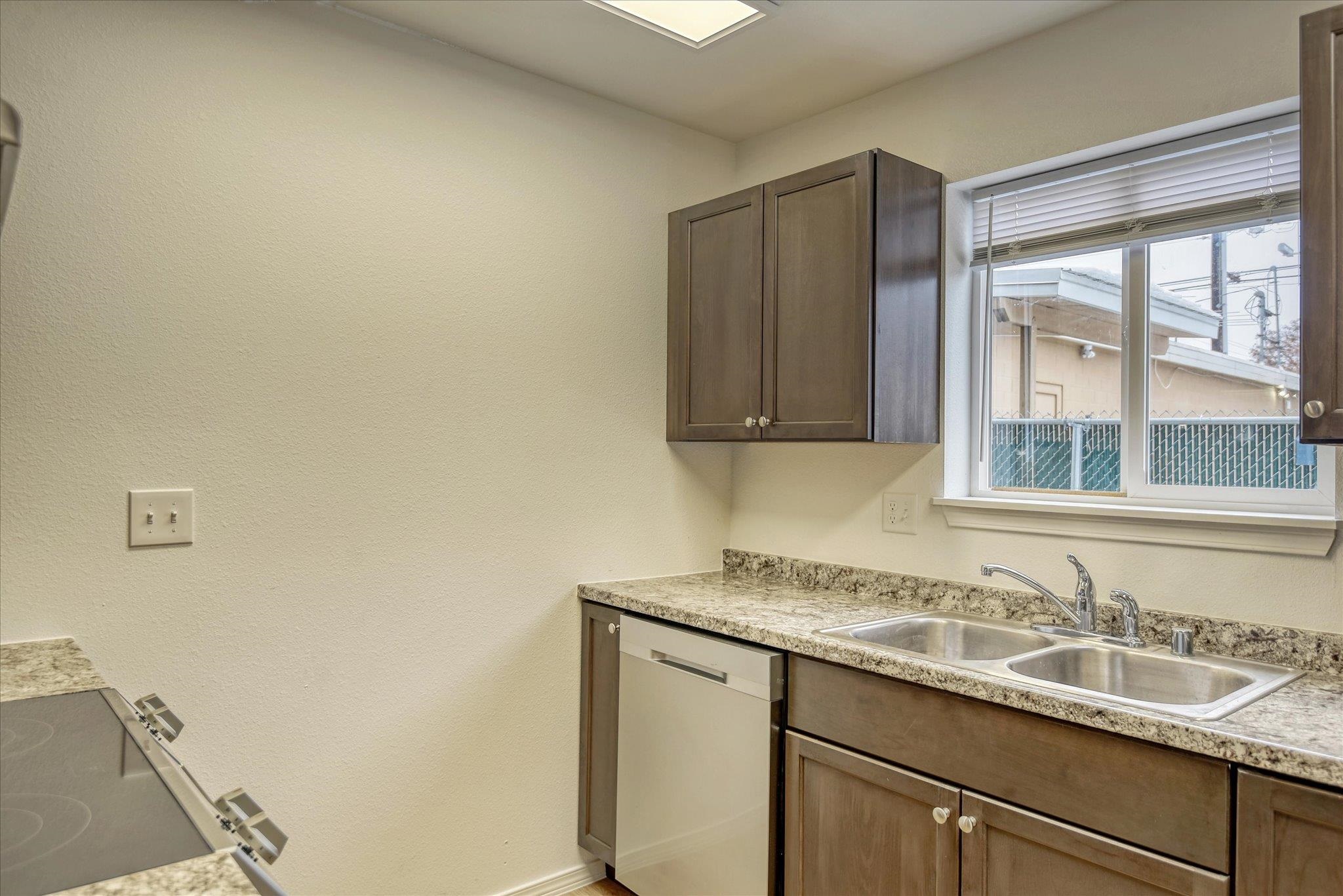 3002 North Crestline Street Spokane, WA 99207 - Photo 6 of 38