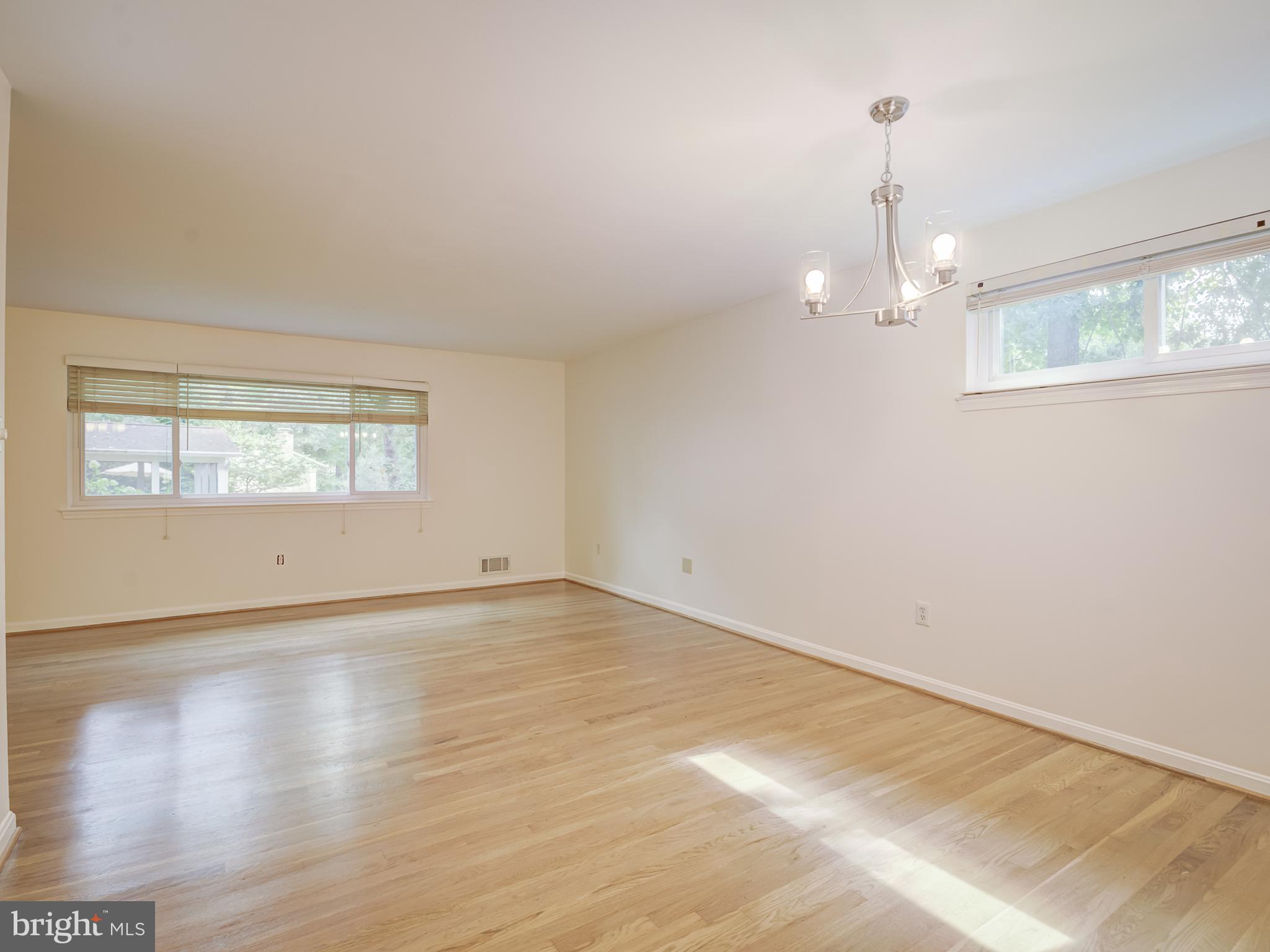 6807 Quebec Court Springfield, VA 22152 - Photo 28 of 59 Room to entertain