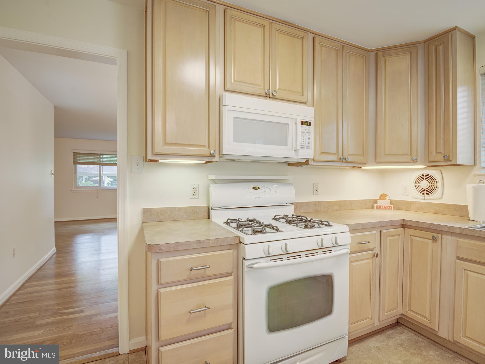 6807 Quebec Court Springfield, VA 22152 - Photo 29 of 59 Kitchen white appliances