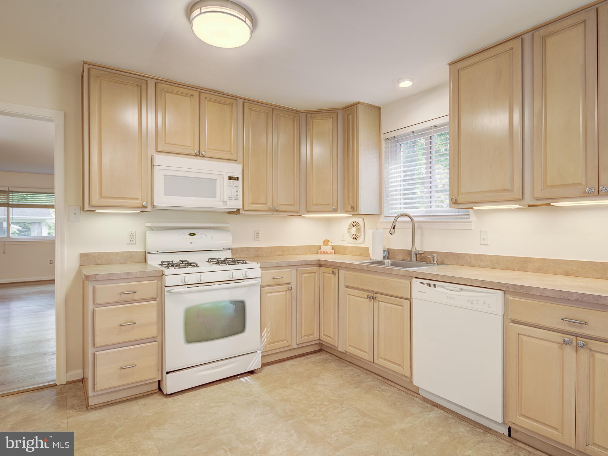 6807 Quebec Court Springfield, VA 22152 - Photo 31 of 59 Large eat in kitchen