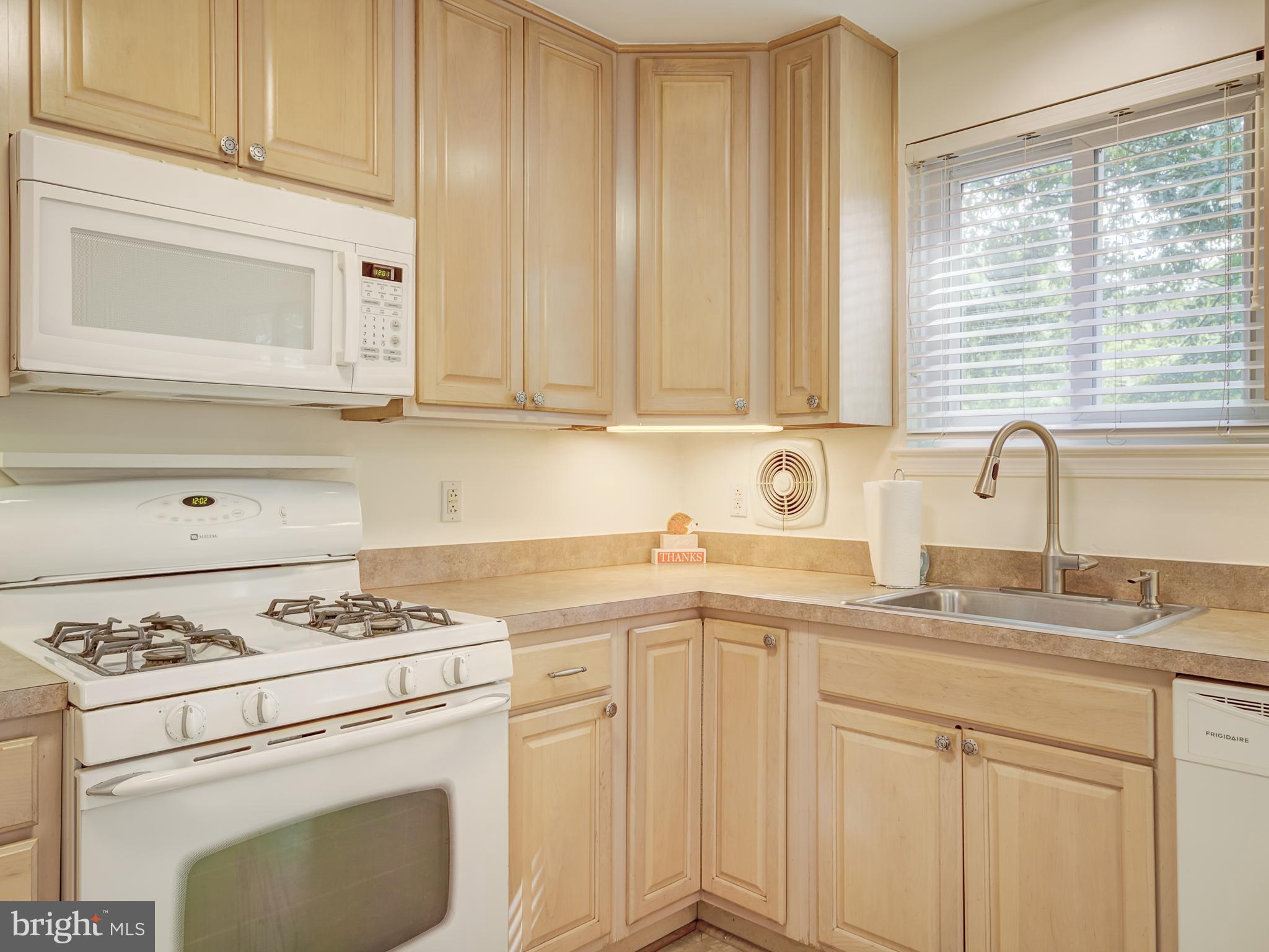 6807 Quebec Court Springfield, VA 22152 - Photo 32 of 59 Under cabinet lighting