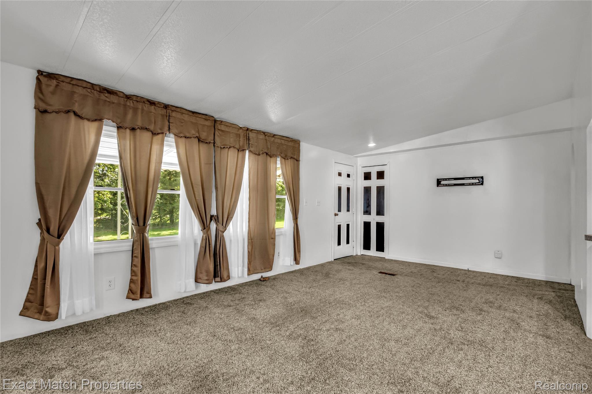 5468 Lippincott Road Lapeer, MI 48446 - Photo 12 of 36 Large living room for entertaining!