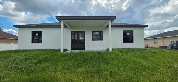 a view of a house with backyard