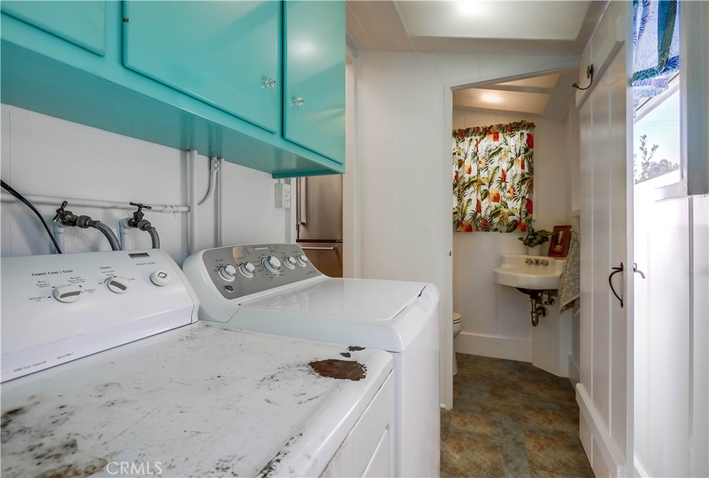 464 Agate Street, Unit A/B Laguna Beach, CA 92651 - Photo 55 of 75 a en suite bathroom with a sink and mirror