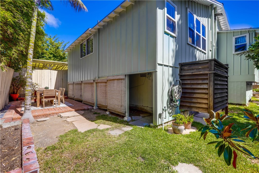 464 Agate Street, Unit A/B Laguna Beach, CA 92651 - Photo 73 of 75 a backyard of a house with lots of green space