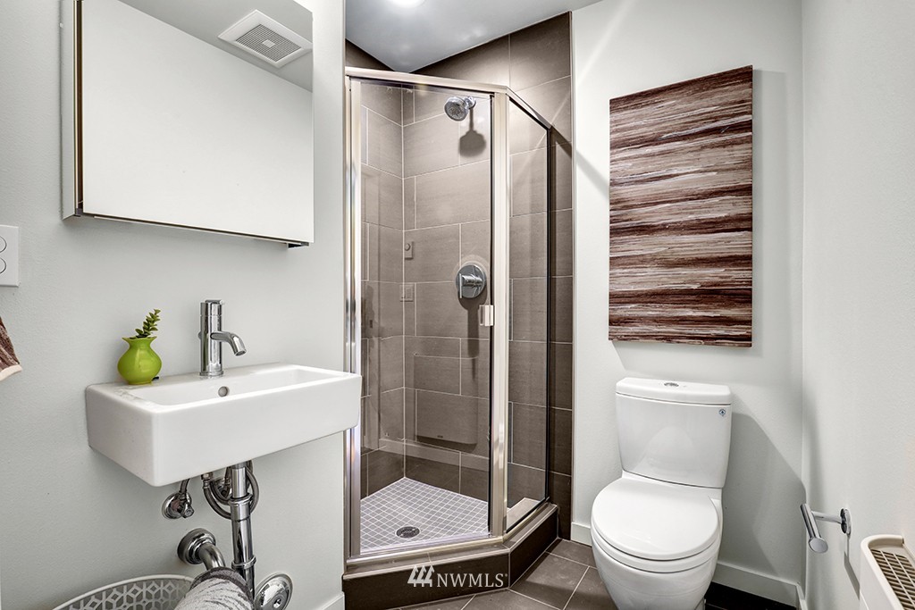 4411 Meridian Avenue North Seattle, WA 98103 - Photo 3 of 18 Gallery Image 3