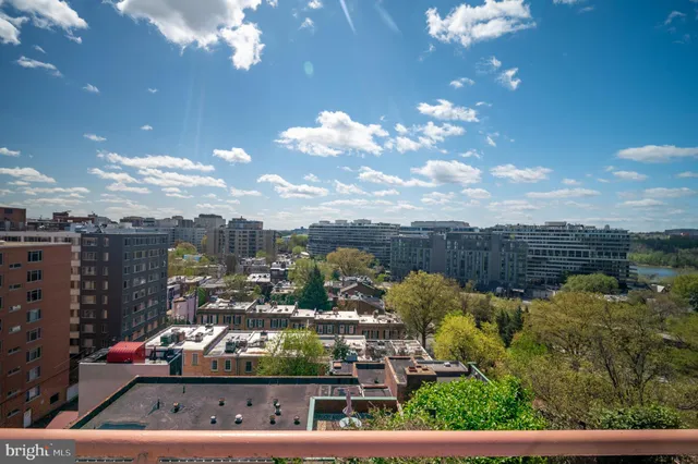 a view of a house with backyard and a garden