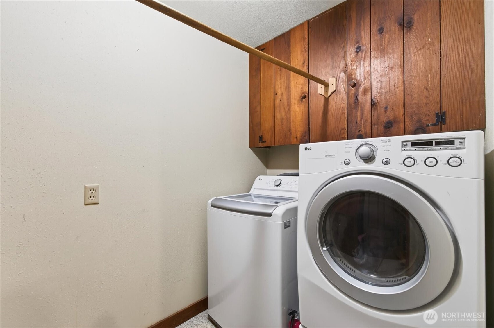 1015 Hazel Dell Road Castle Rock, WA 98611 - Photo 25 of 35 a utility room with dryer and washer