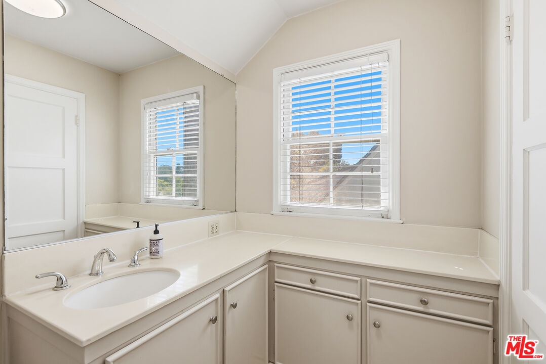 11220 Cashmere Street Los Angeles, CA 90049 - Photo 18 of 21