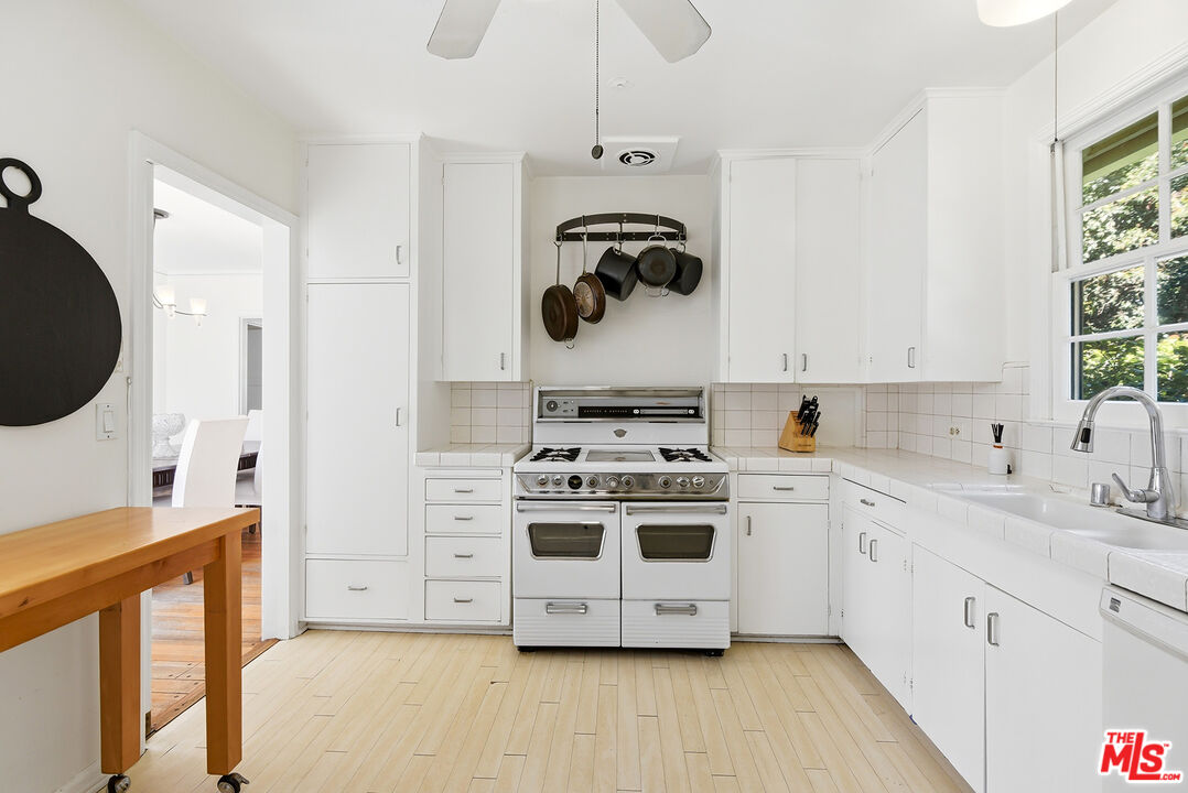 11220 Cashmere Street Los Angeles, CA 90049 - Photo 7 of 21