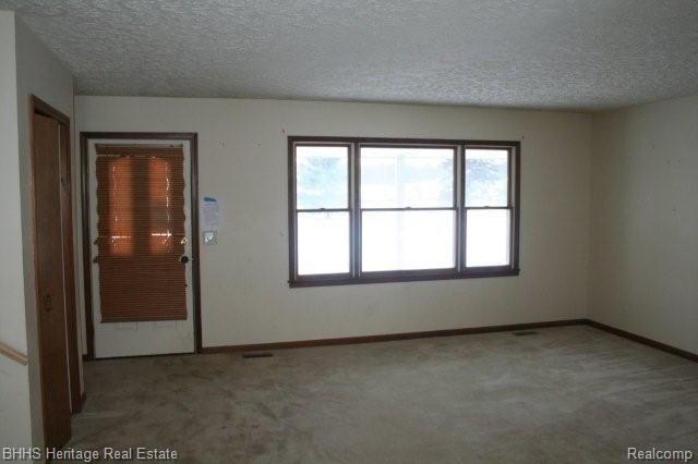 3905 Faussett Road Howell, MI 48855 - Photo 4 of 17 Living Room