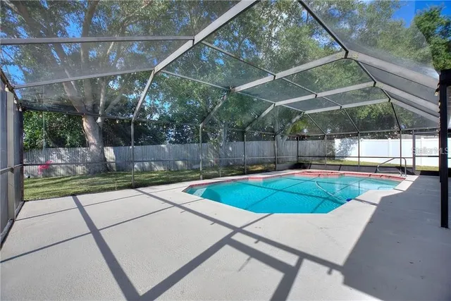 a view of a backyard