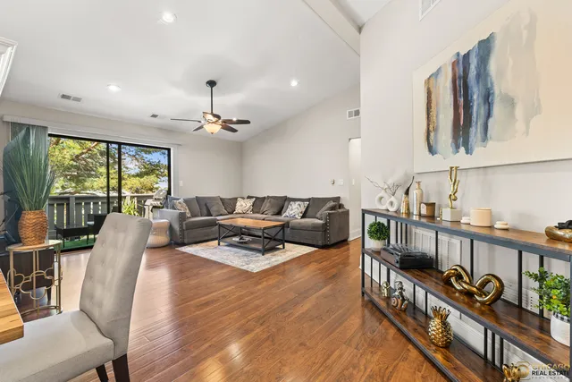 $345,000 | 1631 West Partridge Court, Unit 8, Arlington Heights, IL 60004