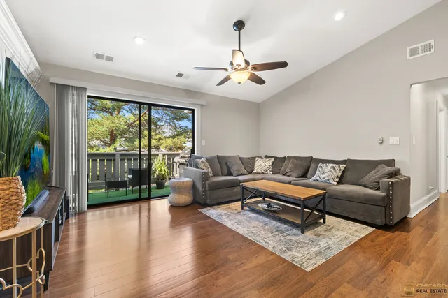 $345,000 | 1631 West Partridge Court, Unit 8, Arlington Heights, IL 60004