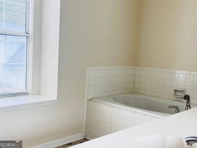 a view of a house with backyard and garden