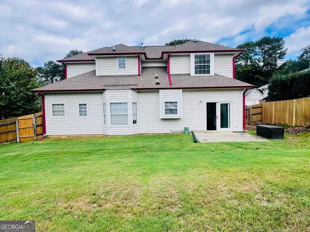 a view of a back yard
