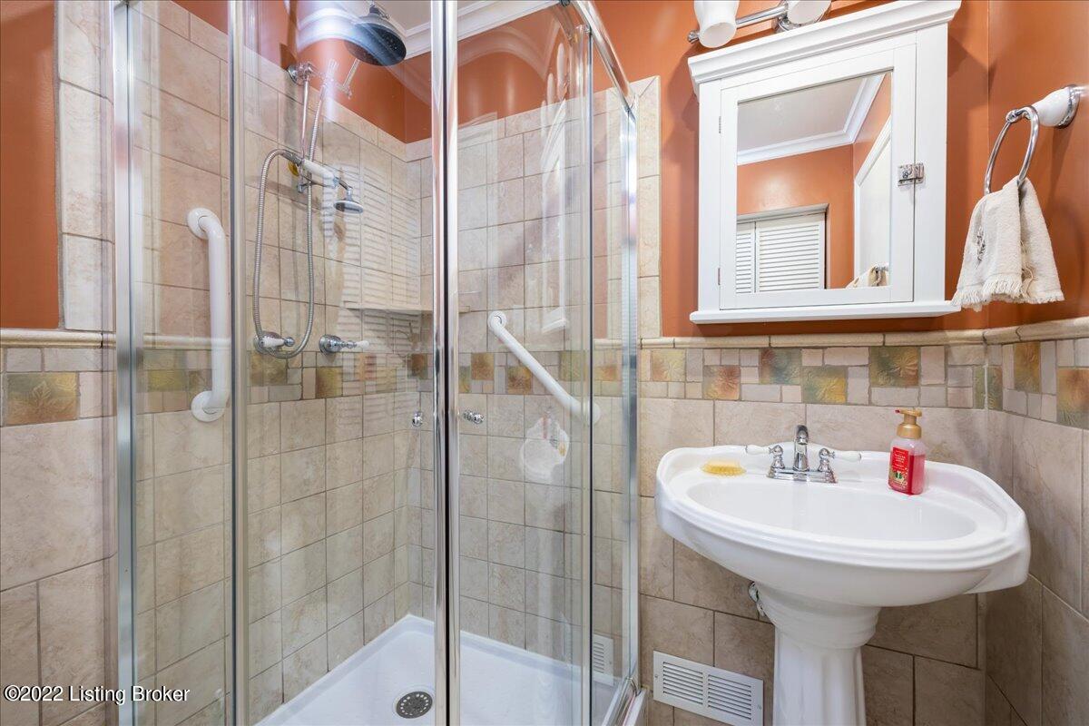 215 Woodcleft Road Louisville, KY 40222 - Photo 16 of 37 17-FullRes-16