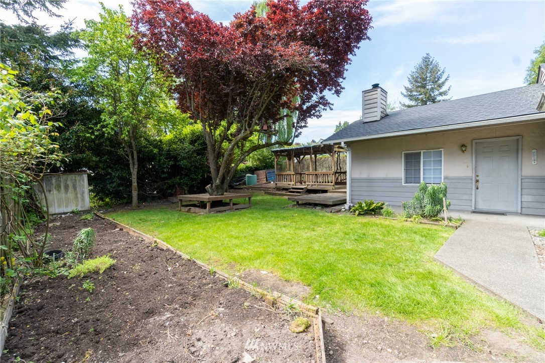 10837 4th Avenue South Seattle, WA 98168 - Photo 4 of 25 a front view of a house with garden