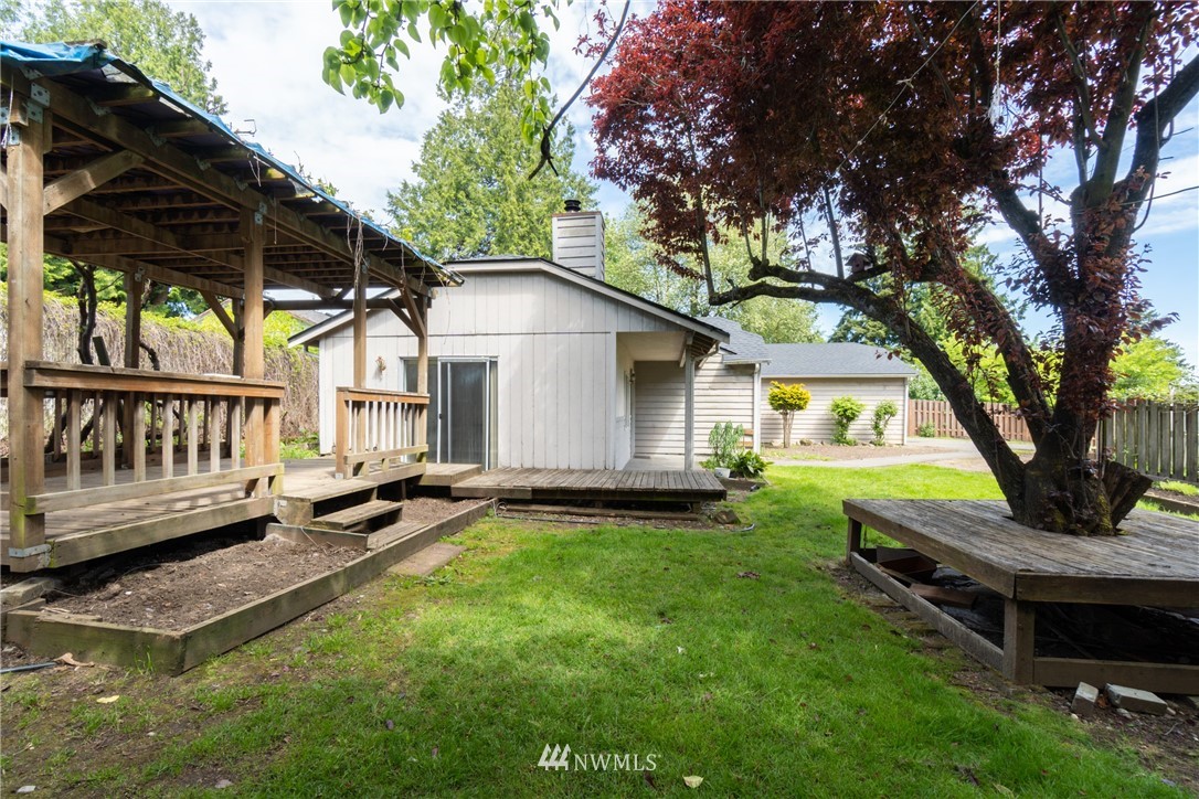 10837 4th Avenue South Seattle, WA 98168 - Photo 5 of 25 a view of a house with backyard and a tree