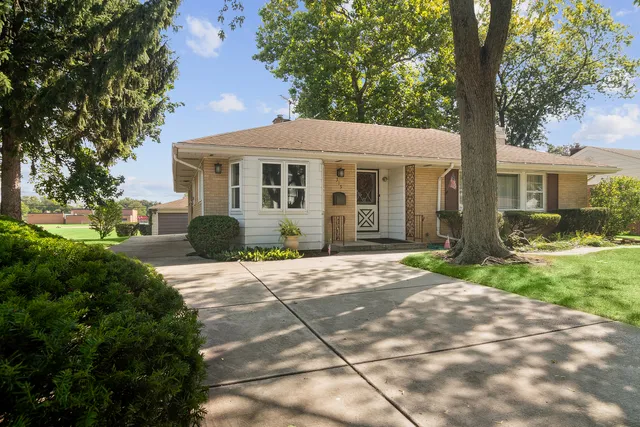 $450,000 | 315 South We Go Trail, Mount Prospect, IL 60056