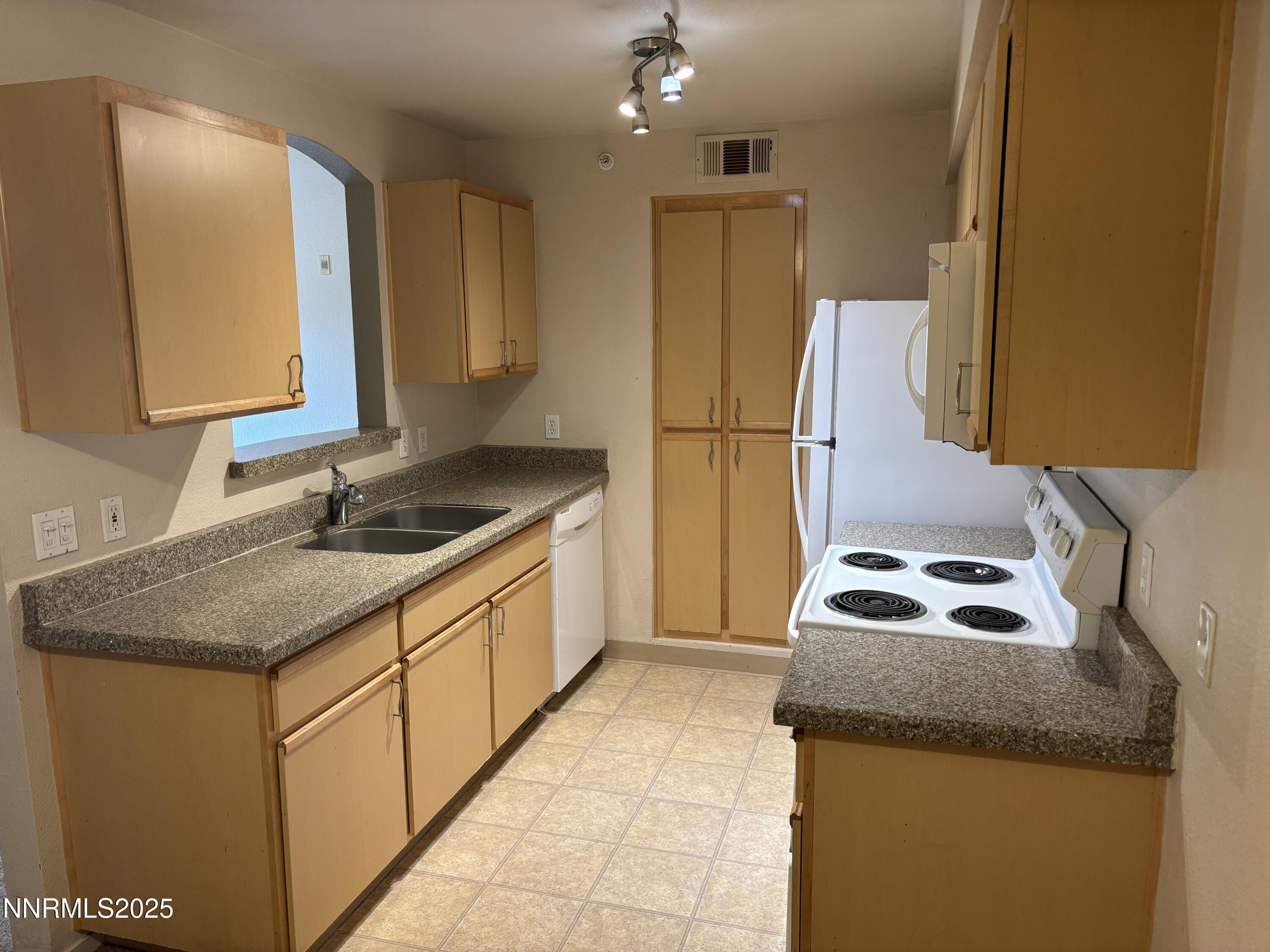 6850 Sharlands Avenue, Unit 2140 Reno, NV 89523 - Photo 9 of 18 Kitchen