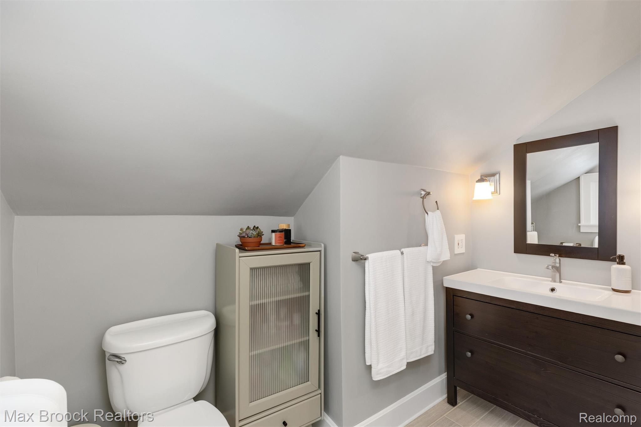 44 Kensington Boulevard Pleasant Ridge, MI 48069 - Photo 25 of 45 Upper Level Primary Bathroom