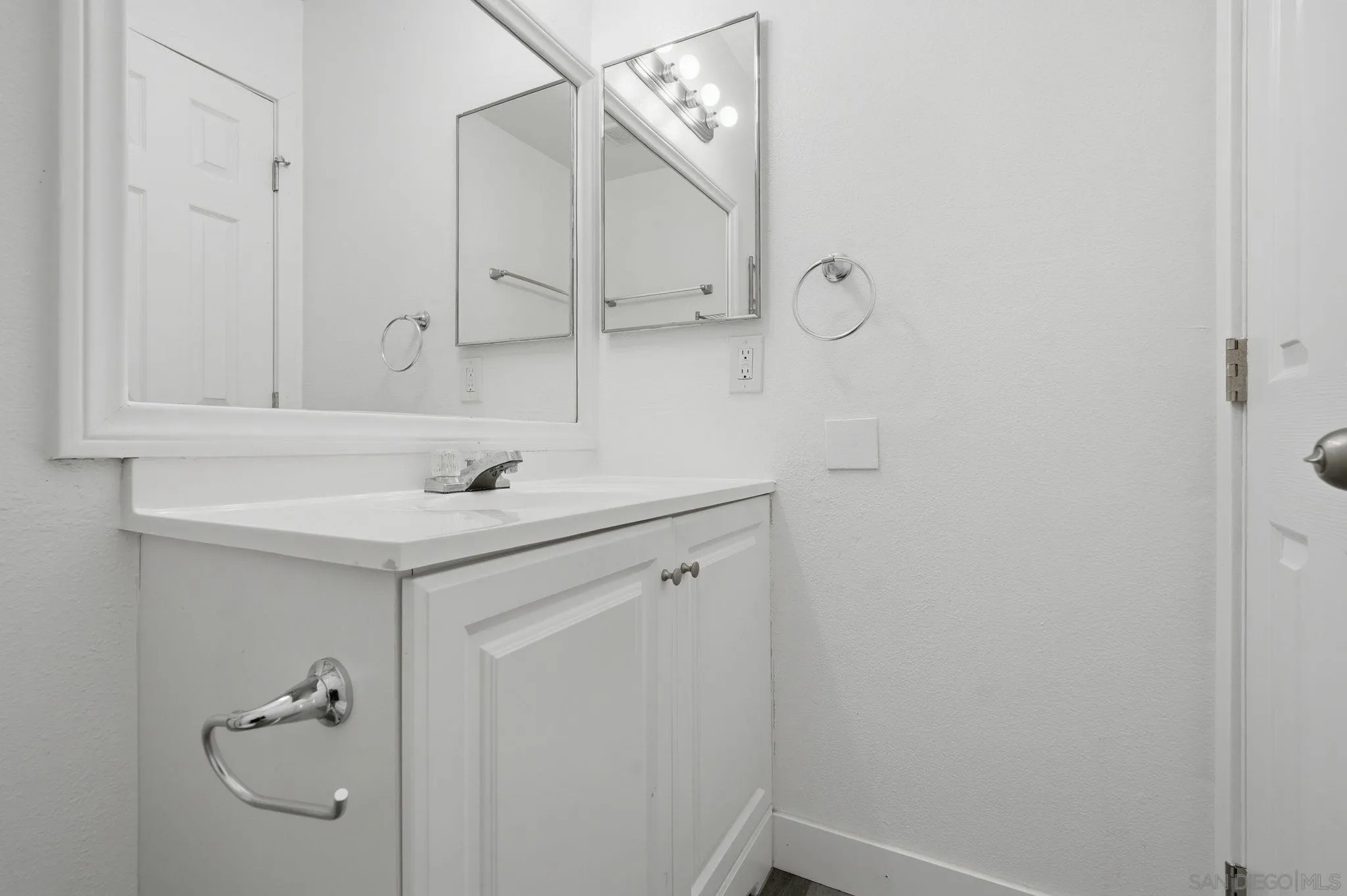 293 Sycamore Road, Unit 15 San Ysidro, CA 92173 - Photo 22 of 25 a bathroom with a sink and mirror