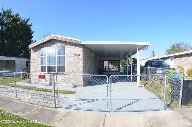 a view of a house with backyard