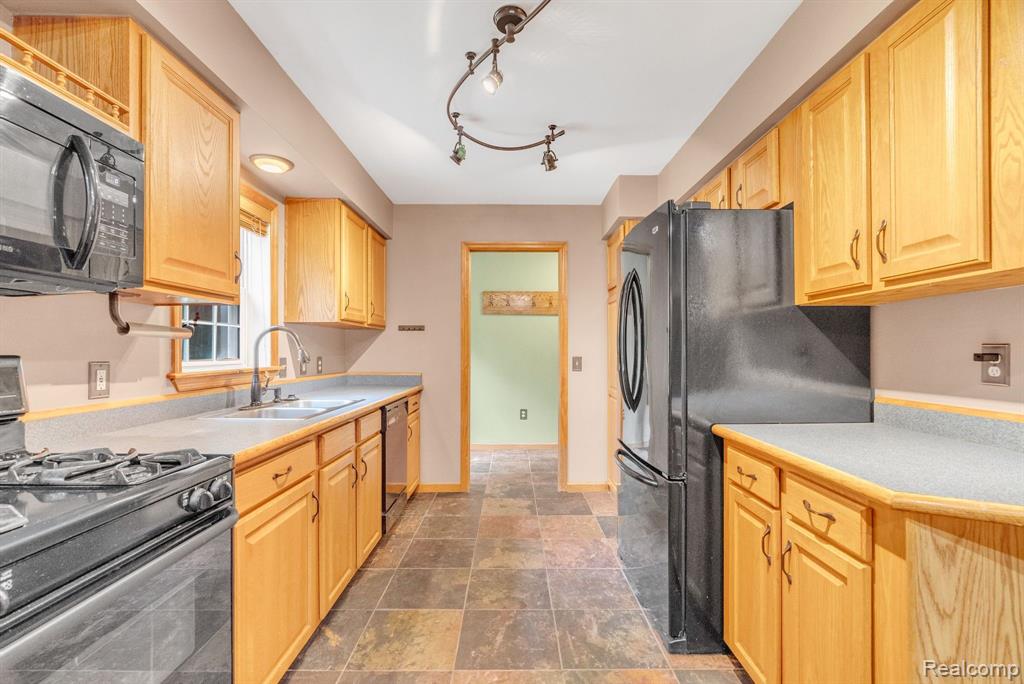 6917 Chase Lake Road Fowlerville, MI 48836 - Photo 16 of 58 Gallery Image 16