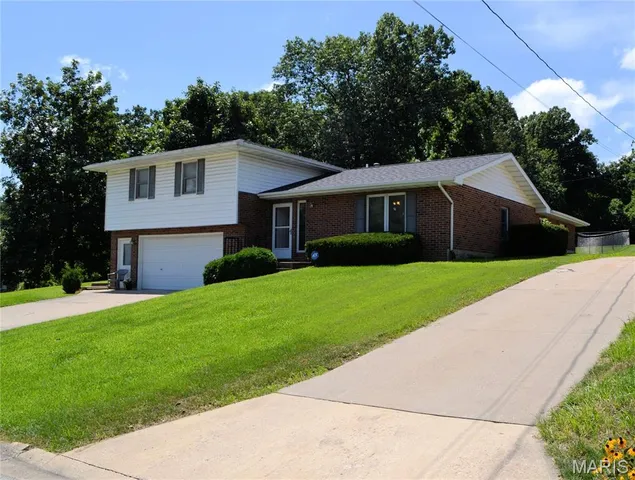 $299,900 | 11 D Ville Place, Hannibal, MO 63401