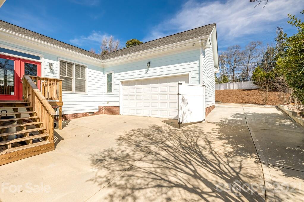 712 Bath Court Fort Mill, SC 29708 - Photo 38 of 42 a view of a backyard of a house