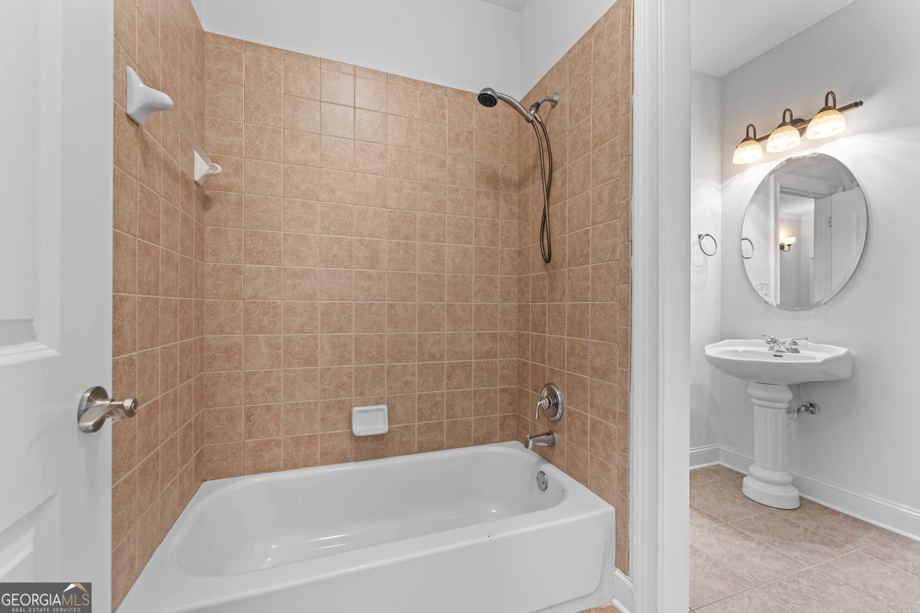 6020 Cochran Mill Road Chattahoochee Hills, GA 30213 - Photo 19 of 44 a bathroom with a sink a mirror toilet and bathtub