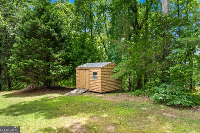 a view of a backyard