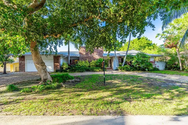 $11,800,000 | 221 Knollwood Drive, Key Biscayne, FL 33149