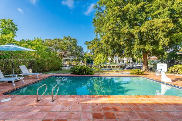 $11,800,000 | 221 Knollwood Drive, Key Biscayne, FL 33149