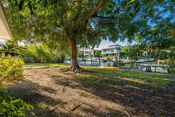 $11,800,000 | 221 Knollwood Drive, Key Biscayne, FL 33149