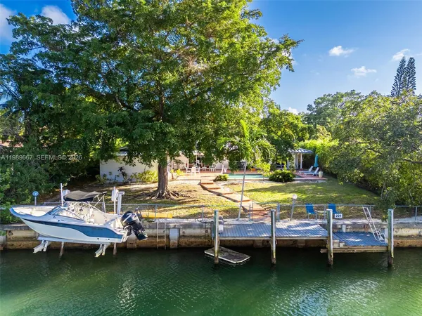 $11,800,000 | 221 Knollwood Drive, Key Biscayne, FL 33149