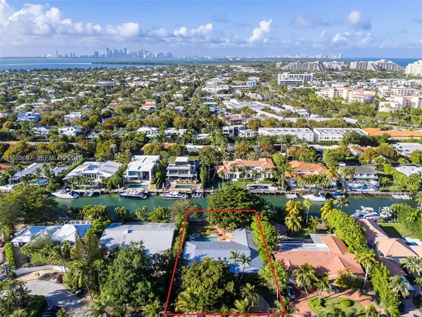 $11,800,000 | 221 Knollwood Drive, Key Biscayne, FL 33149