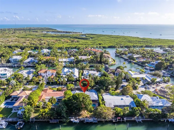 $11,800,000 | 221 Knollwood Drive, Key Biscayne, FL 33149